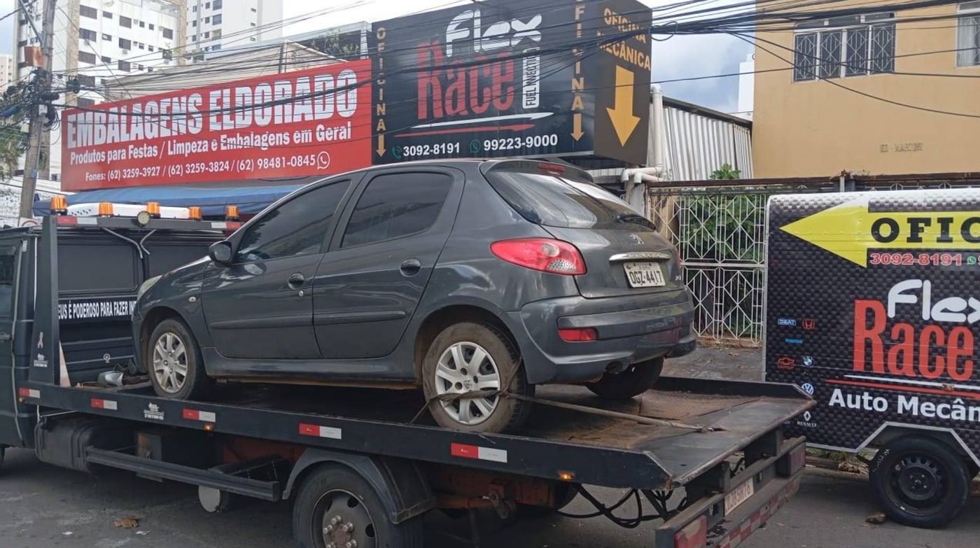 Guincho rebocando Peugeot 206 em Goiânia