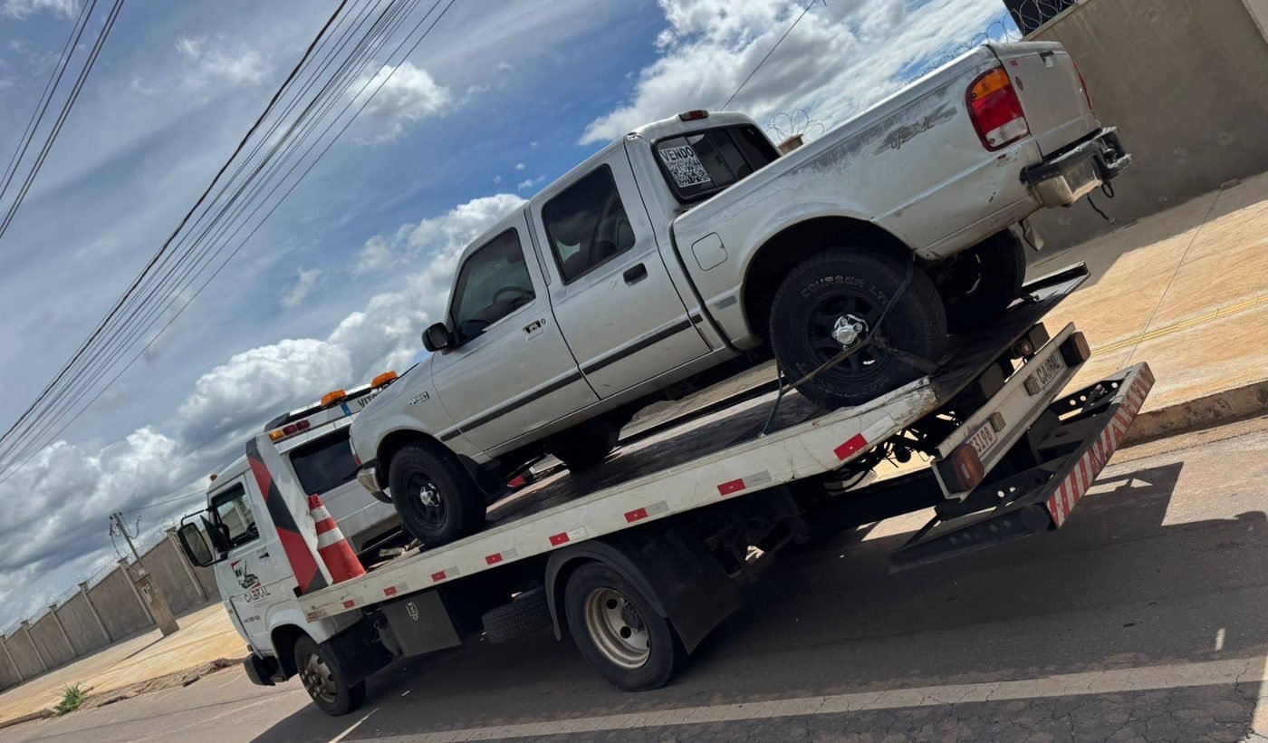 Guincho transportando caminhonete Ford Ranger prata