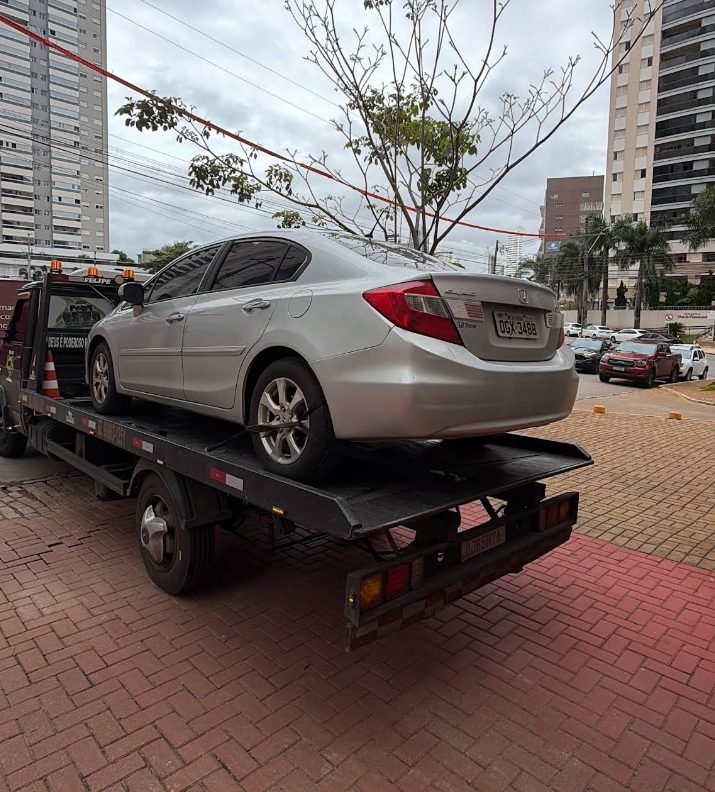 Guincho plataforma com Honda Civic prata